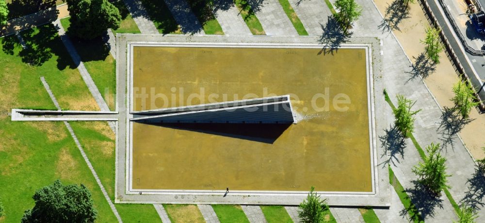 Luftbild Berlin - Invalidenpark mit Mauerbrunnen an der Invalidenstraße im Stadtbezirk Mitte von Berlin