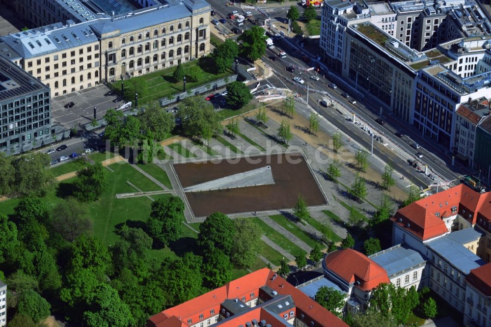 Luftaufnahme Berlin - Invalidenpark mit Mauerbrunnen im Stadtbezirk Mitte von Berlin