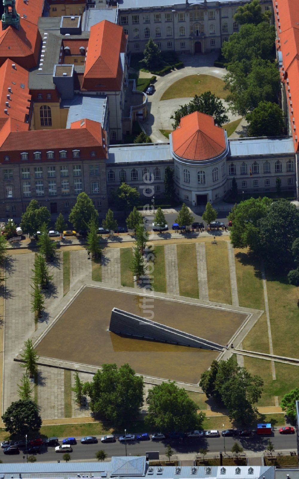 Berlin aus der Vogelperspektive: Invalidenpark mit Mauerbrunnen im Stadtbezirk Mitte von Berlin