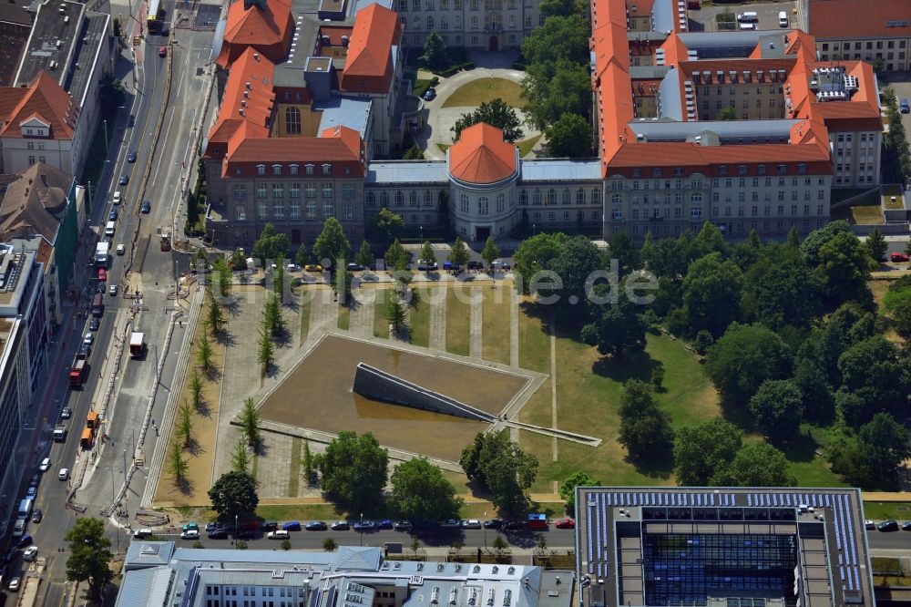 Luftaufnahme Berlin - Invalidenpark mit Mauerbrunnen im Stadtbezirk Mitte von Berlin