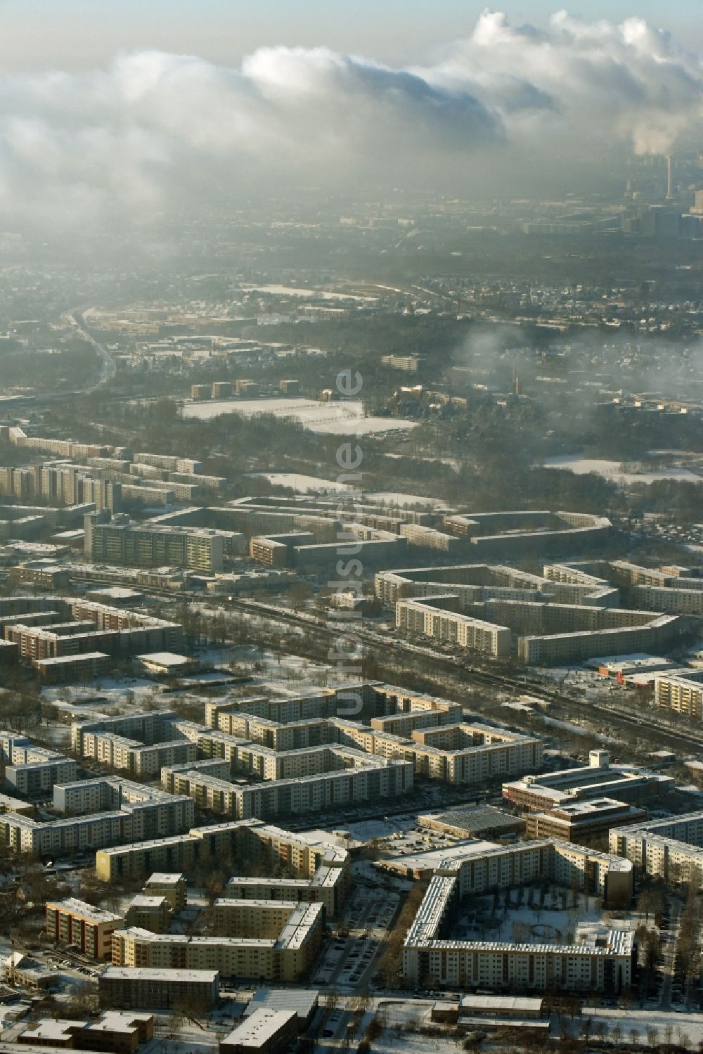 Luftaufnahme Berlin - Inversions - Wetterlage am Horizont über dem Bezirk Marzahn Hellersdorf in Berlin