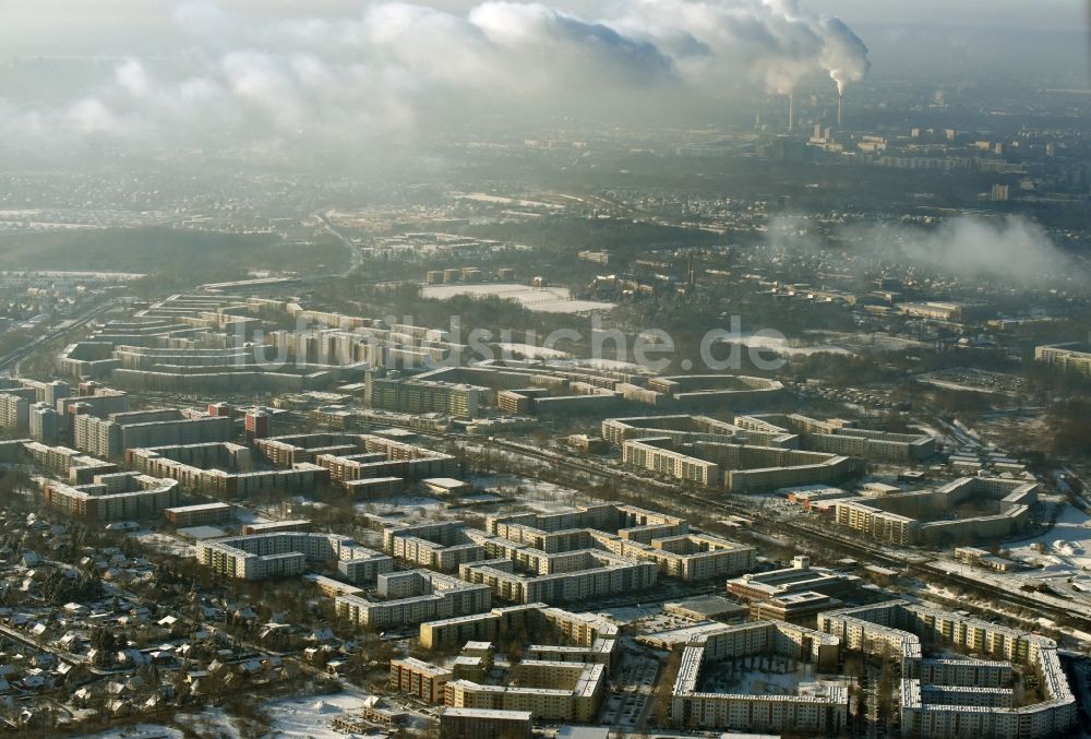 Berlin aus der Vogelperspektive: Inversions - Wetterlage am Horizont über dem Bezirk Marzahn Hellersdorf in Berlin