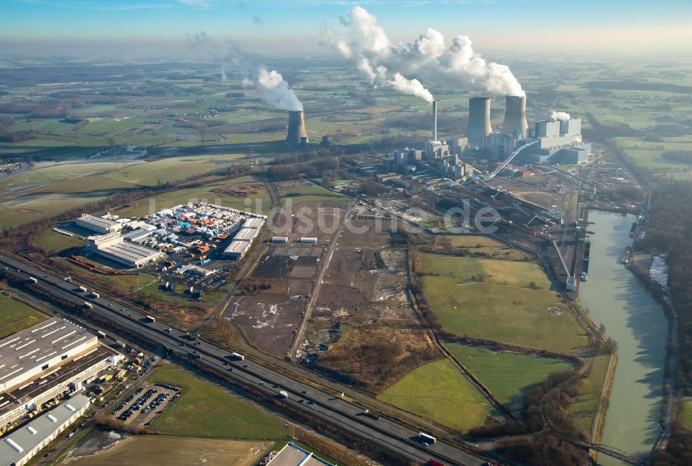 Hamm aus der Vogelperspektive: Inversions - Wetterlage am Horizont über dem Industrie- und Gewerbegebiet in Hamm im Bundesland Nordrhein-Westfalen