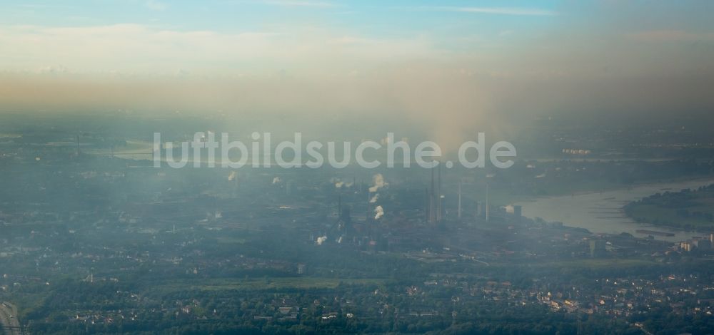 Luftbild Duisburg - Inversions - Wetterlage am Horizont über dem Industriegebiet am Ufer der Rheinschleife in Duisburg im Bundesland Nordrhein-Westfalen