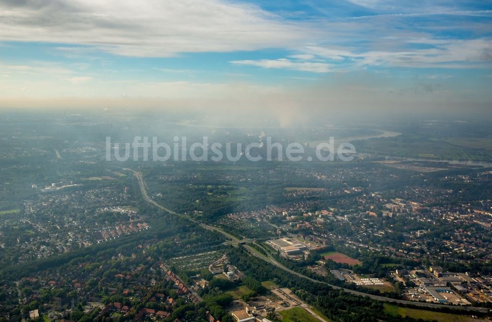 Luftbild Duisburg - Inversions - Wetterlage am Horizont über dem Industriegebiet am Ufer der Rheinschleife in Duisburg im Bundesland Nordrhein-Westfalen