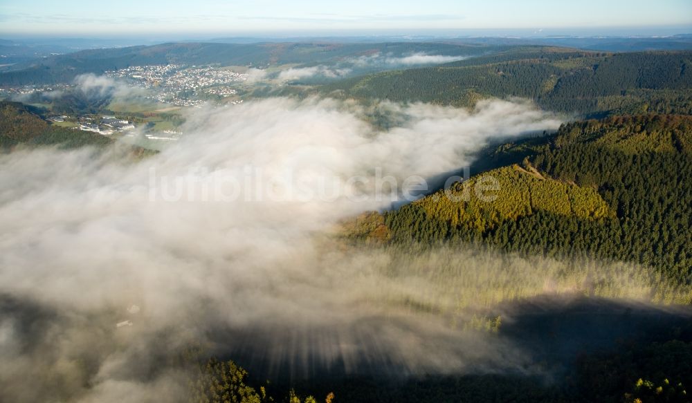 Meschede von oben - Inversions - Wetterlage am Horizont in Freienohl in Meschede im Bundesland Nordrhein-Westfalen