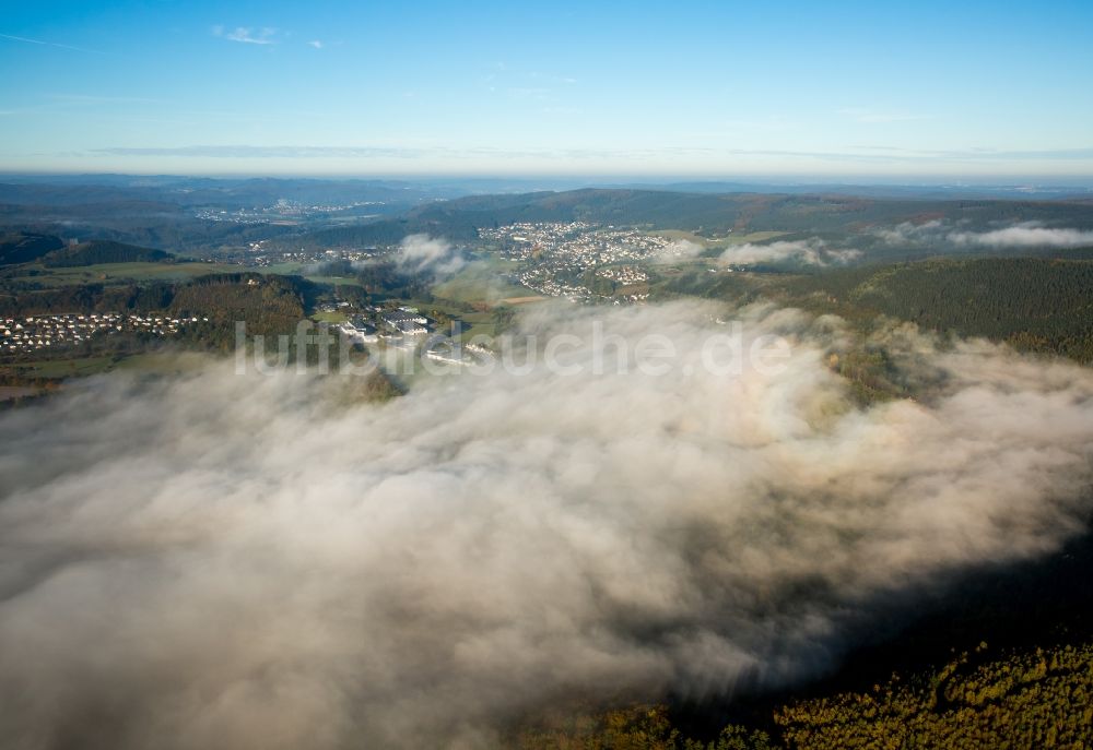 Meschede aus der Vogelperspektive: Inversions - Wetterlage am Horizont in Freienohl in Meschede im Bundesland Nordrhein-Westfalen