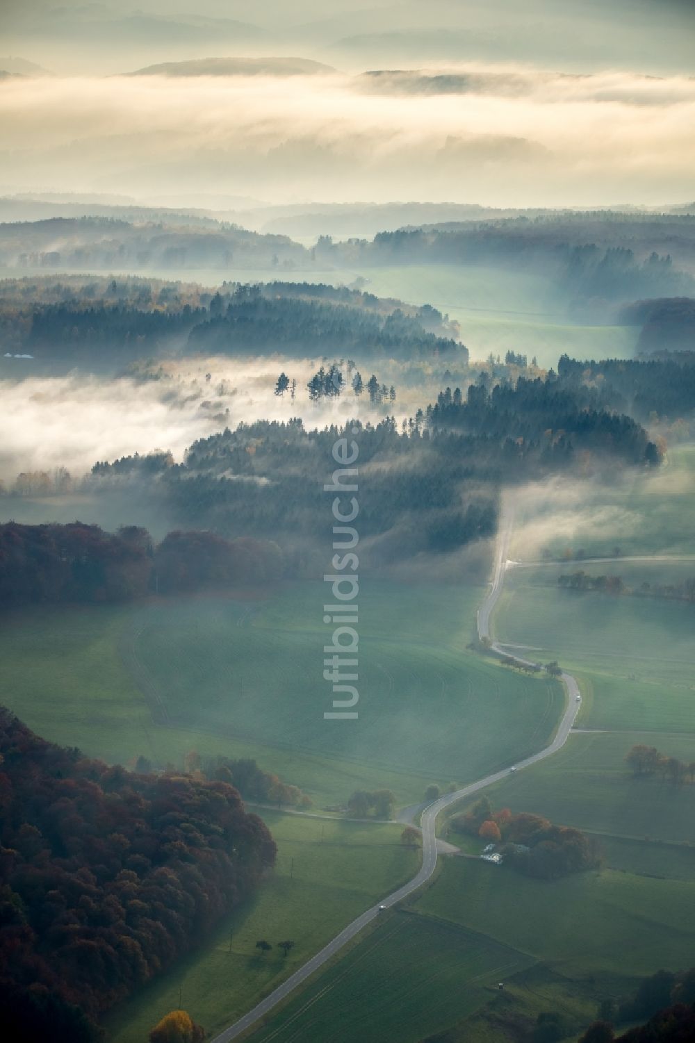 Dachsenhausen aus der Vogelperspektive: Inversions - Wetterlage am Horizont mit zu Hochnebel aufsteigender Luftfeuchtigkeit in Dachsenhausen im Bundesland Rheinland-Pfalz