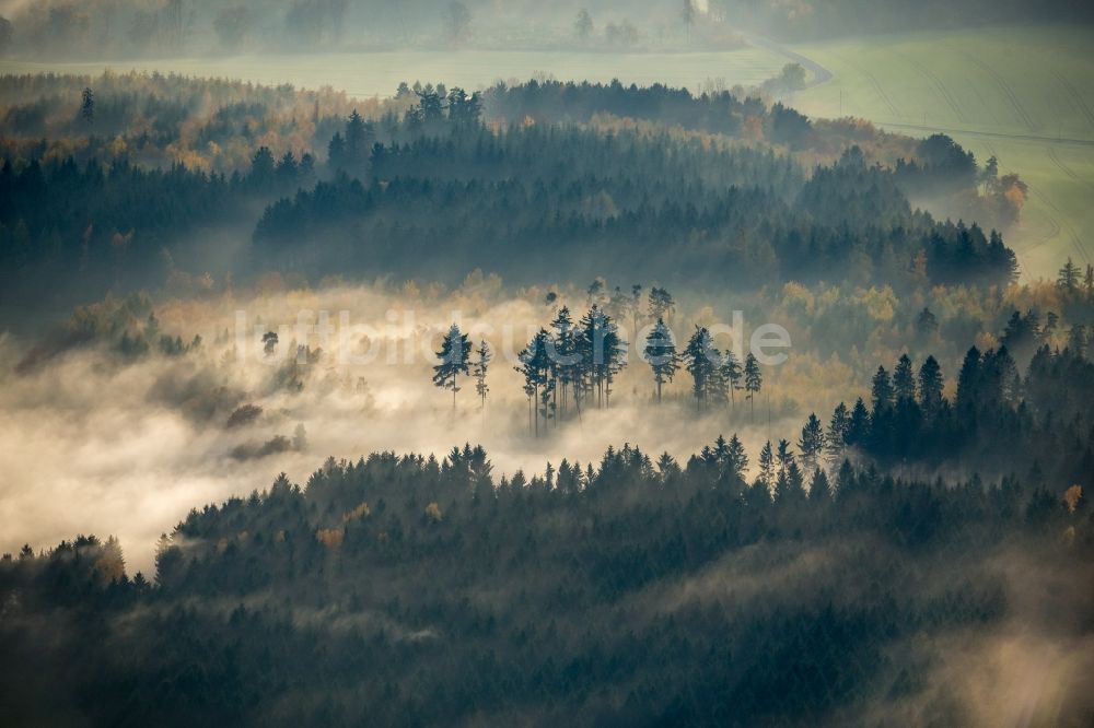 Luftaufnahme Dachsenhausen - Inversions - Wetterlage am Horizont mit zu Hochnebel aufsteigender Luftfeuchtigkeit in Dachsenhausen im Bundesland Rheinland-Pfalz