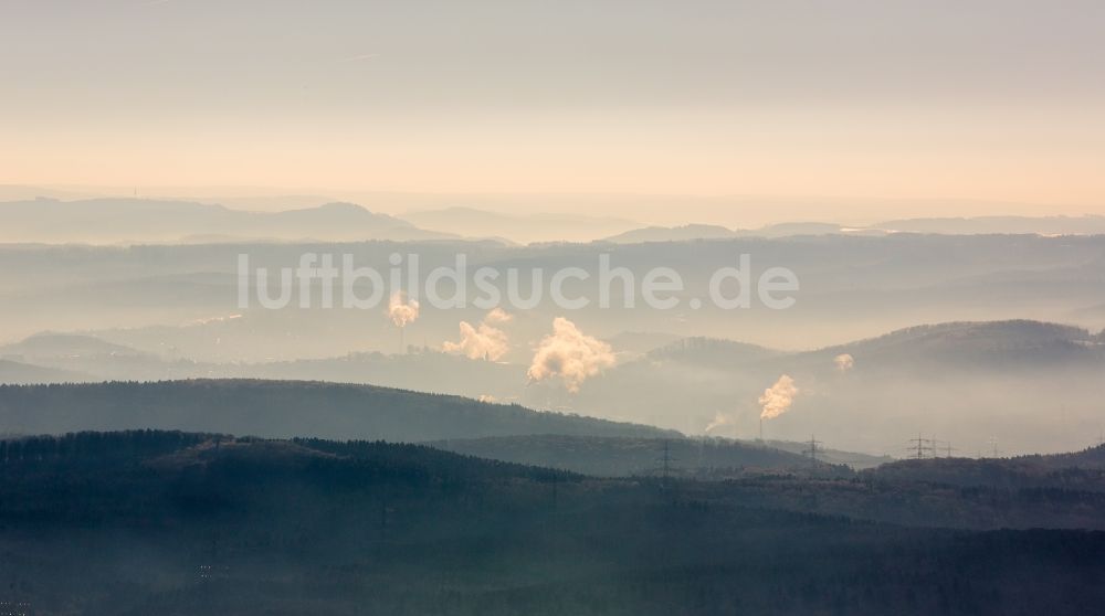 Luftbild Ense - Inversions - Wetterlage am Horizont im Sauerland in Ense im Bundesland Nordrhein-Westfalen