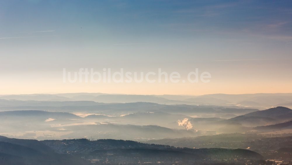 Luftaufnahme Ense - Inversions - Wetterlage am Horizont im Sauerland in Ense im Bundesland Nordrhein-Westfalen