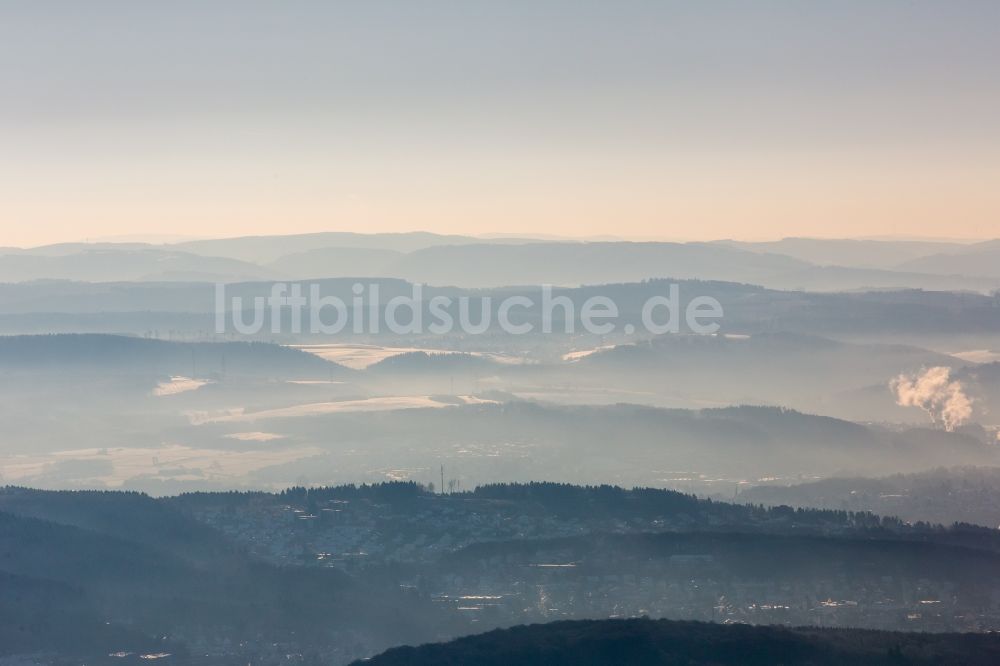 Ense von oben - Inversions - Wetterlage am Horizont im Sauerland in Ense im Bundesland Nordrhein-Westfalen