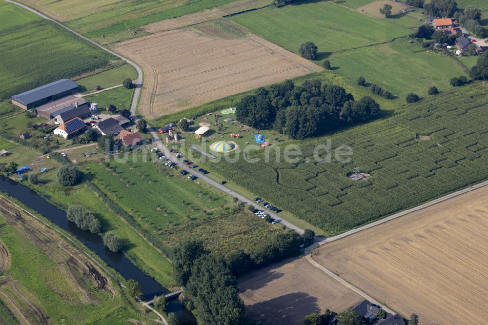 Gelinter von oben - Irrgarten - Labyrinth auf einem Feld in Gelinter im Bundesland Nordrhein-Westfalen, Deutschland