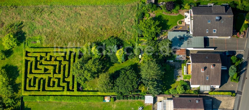 Bünde aus der Vogelperspektive: Irrgarten - Labyrinth in einem Privatgarten in Bünde im Bundesland Nordrhein-Westfalen