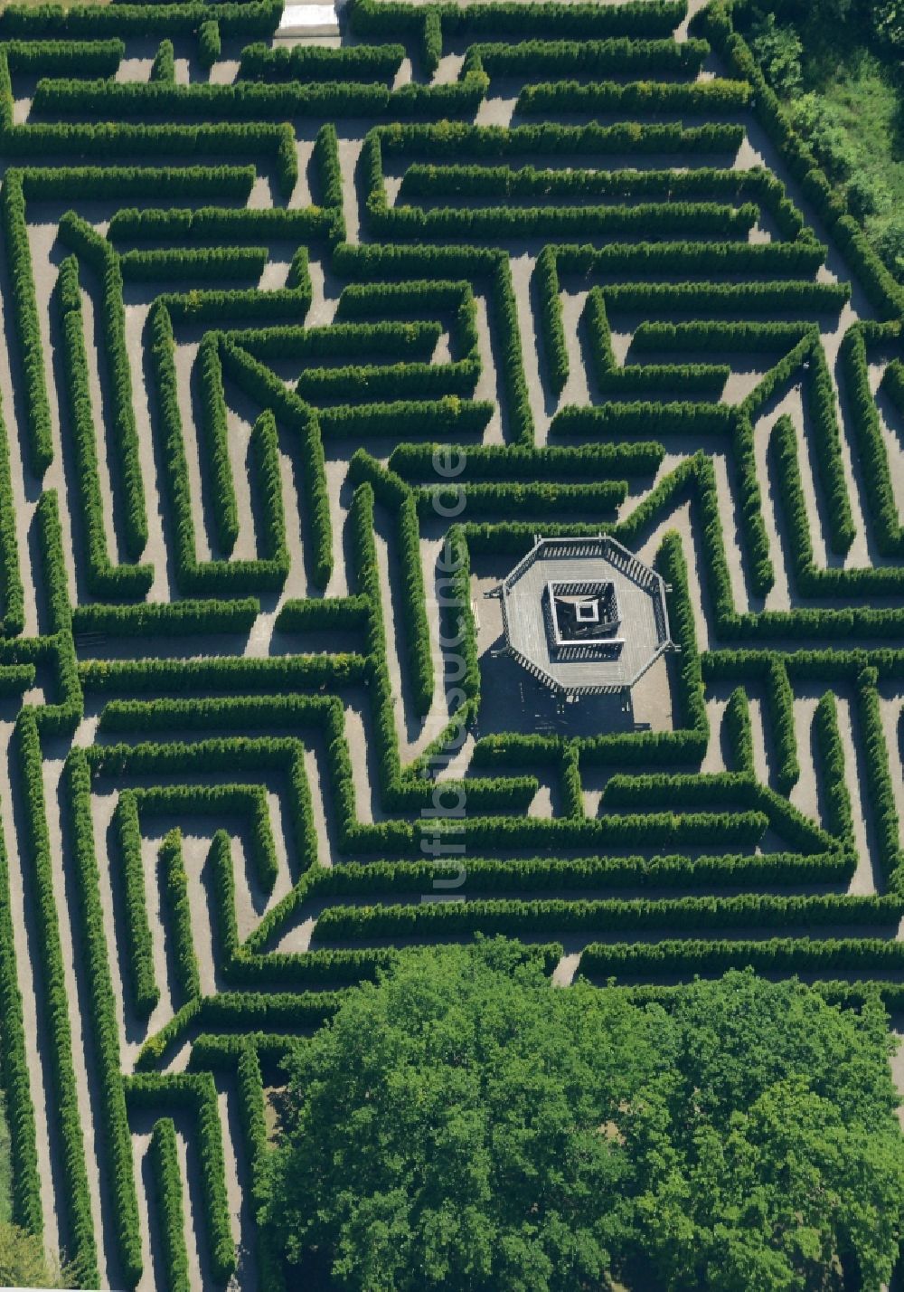 Bad Salzuflen von oben - Irrgarten - Labyrinth auf dem Gelände des Landschaft- Parks in Bad Salzuflen im Bundesland Nordrhein-Westfalen