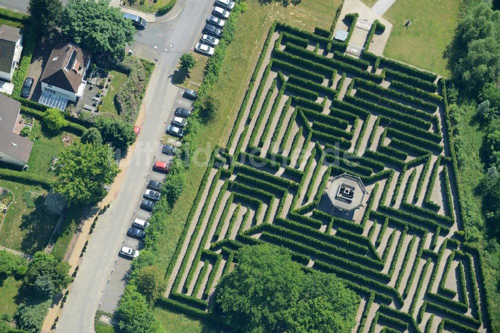 Bad Salzuflen von oben - Irrgarten - Labyrinth auf dem Gelände des Landschaft- Parks in Bad Salzuflen im Bundesland Nordrhein-Westfalen