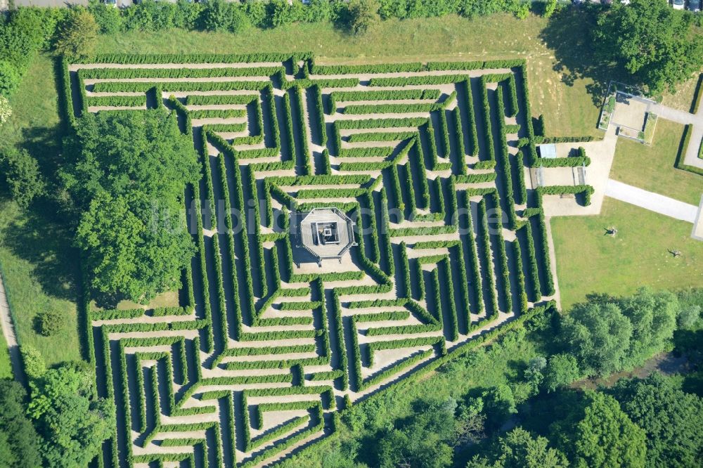 Bad Salzuflen aus der Vogelperspektive: Irrgarten - Labyrinth auf dem Gelände des Landschaft- Parks in Bad Salzuflen im Bundesland Nordrhein-Westfalen