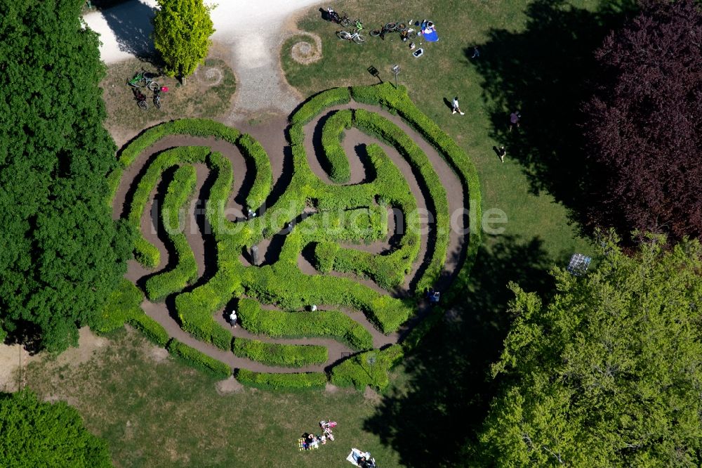 München von oben - Irrgarten - Labyrinth im Luitpoldpark im Ortsteil Schwabing-West in München im Bundesland Bayern, Deutschland