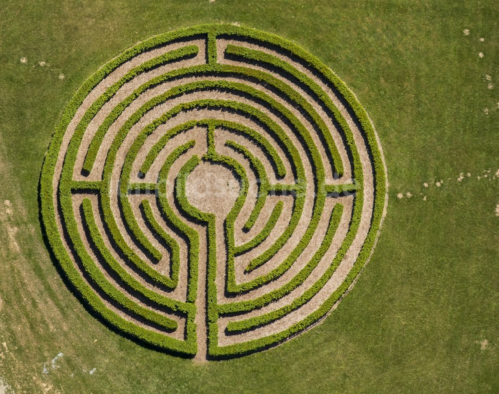 Winterberg aus der Vogelperspektive: Irrgarten - Labyrinth auf im Park der Bildungsstätte St. Bonifatius Elkeringhausen e. V. in Winterberg im Bundesland Nordrhein-Westfalen