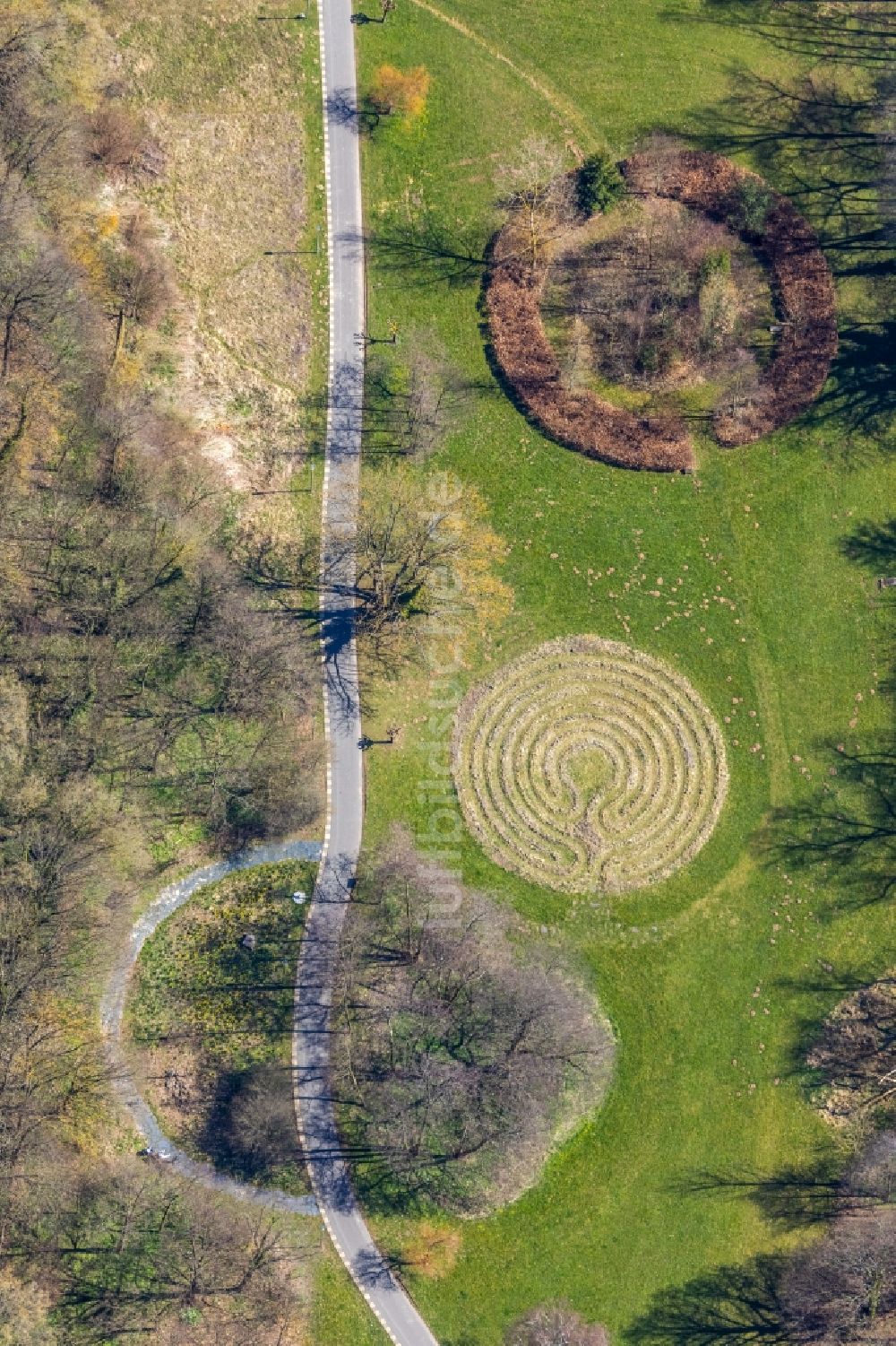 Luftbild Bad Wildungen - Irrgarten - Labyrinth im Tal des Flusses Wilde in Bad Wildungen im Bundesland Hessen, Deutschland