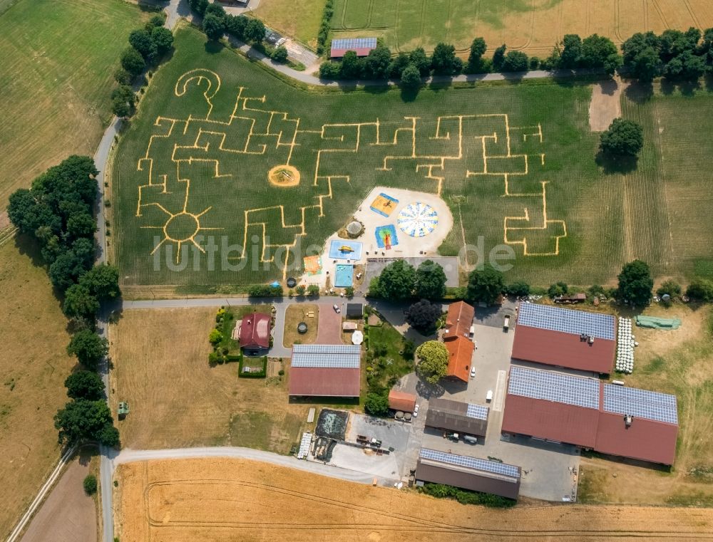 Haltern am See aus der Vogelperspektive: Irrgarten - Labyrinth mit den Umrissen des Maislabyrinth Terhardt am Kinderspielplatz Heidkantweg auf einem Feld in Haltern am See im Bundesland Nordrhein-Westfalen, Deutschland