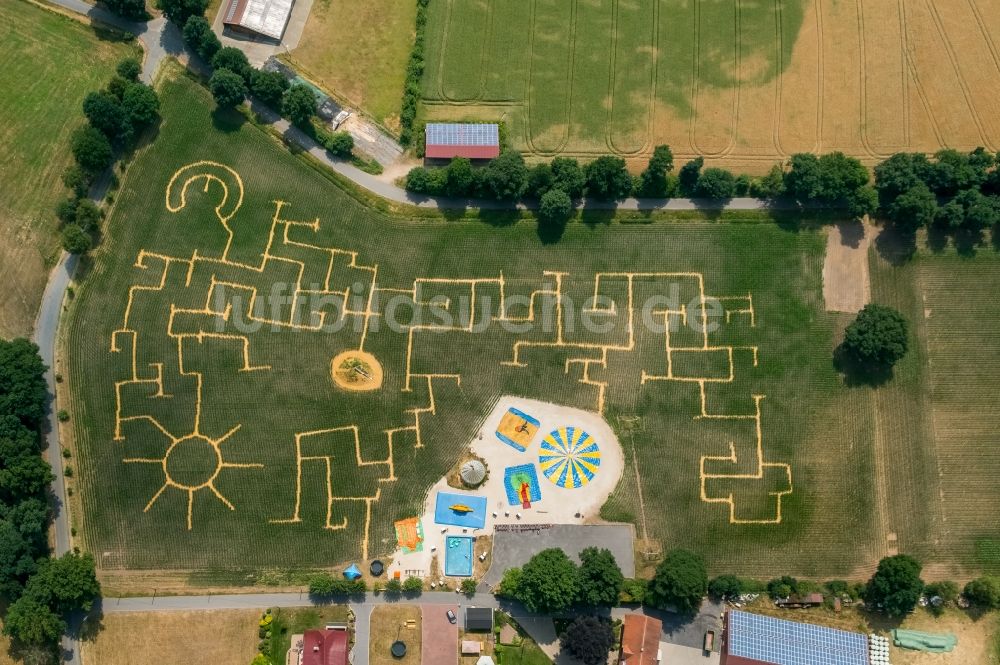 Luftbild Haltern am See - Irrgarten - Labyrinth mit den Umrissen des Maislabyrinth Terhardt am Kinderspielplatz Heidkantweg auf einem Feld in Haltern am See im Bundesland Nordrhein-Westfalen, Deutschland