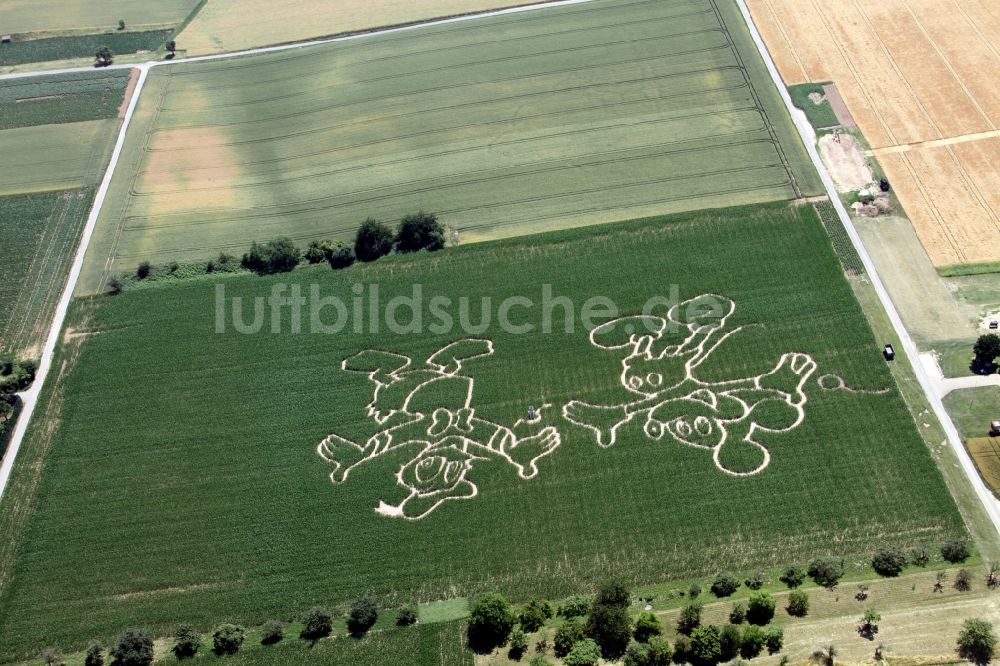 Luftaufnahme Egelsbach - Irrgarten - Labyrinth mit den Umrissen Micky Maus und Donald Duck auf einem Feld in Egelsbach im Bundesland Hessen