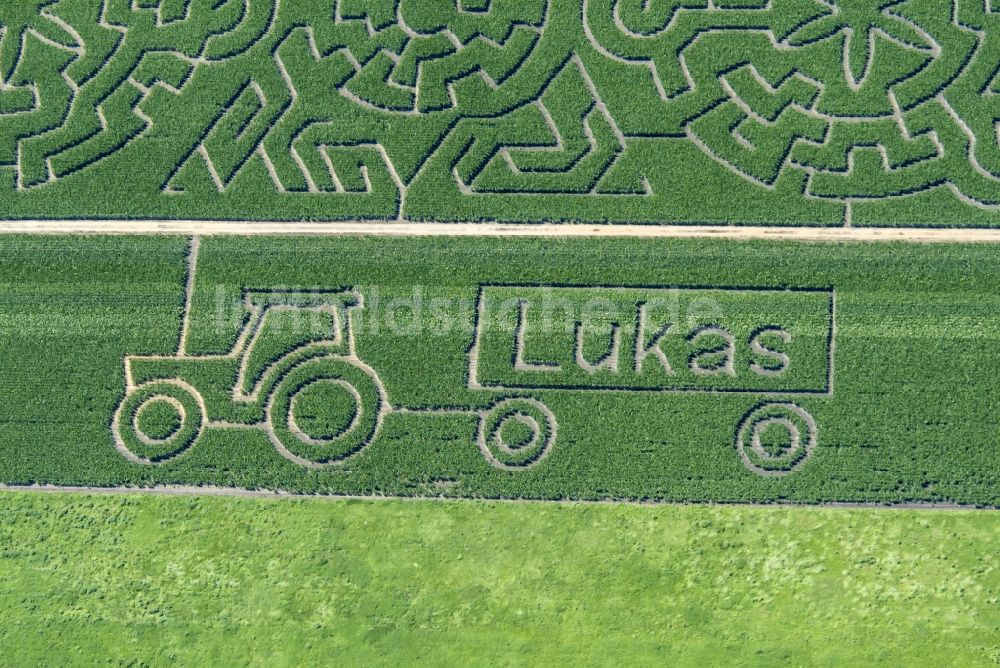 Atting aus der Vogelperspektive: Irrgarten - Labyrinth mit den Umrissen eines Traktors mit LUKAS - Anhänger auf einem Feld in Atting im Bundesland Bayern