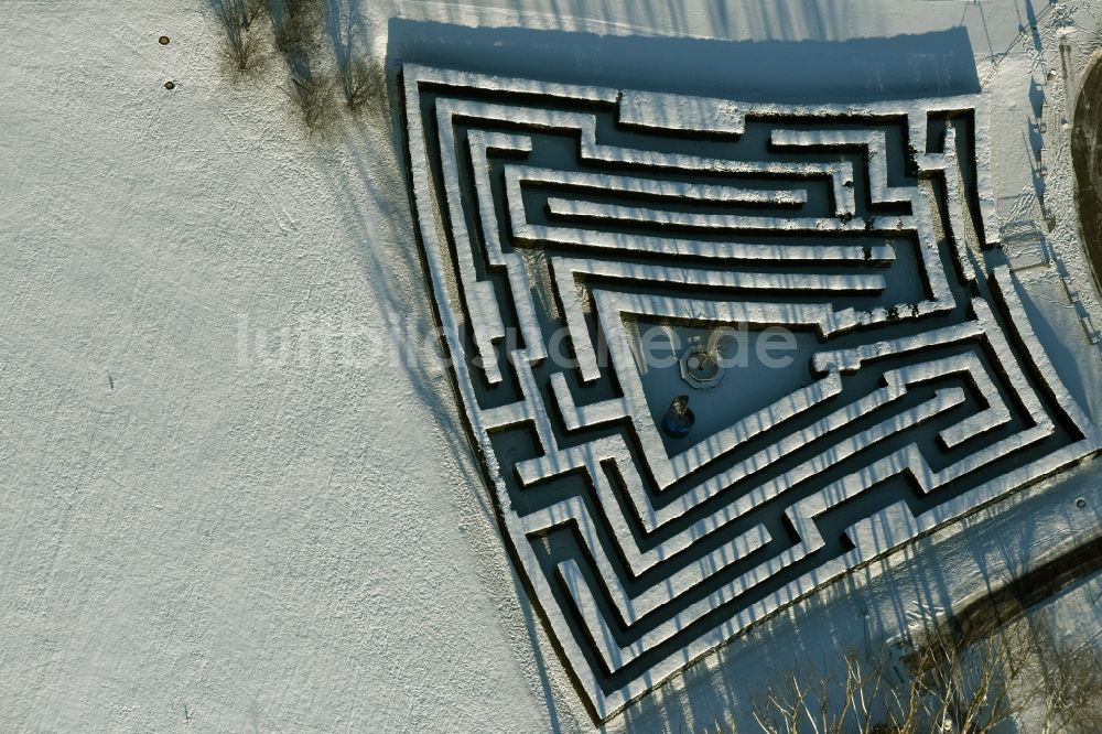 Berlin von oben - Irrgarten - Labyrinth auf dem winterlich schneebedeckten Gelände des Erholungspark Marzahn in Berlin