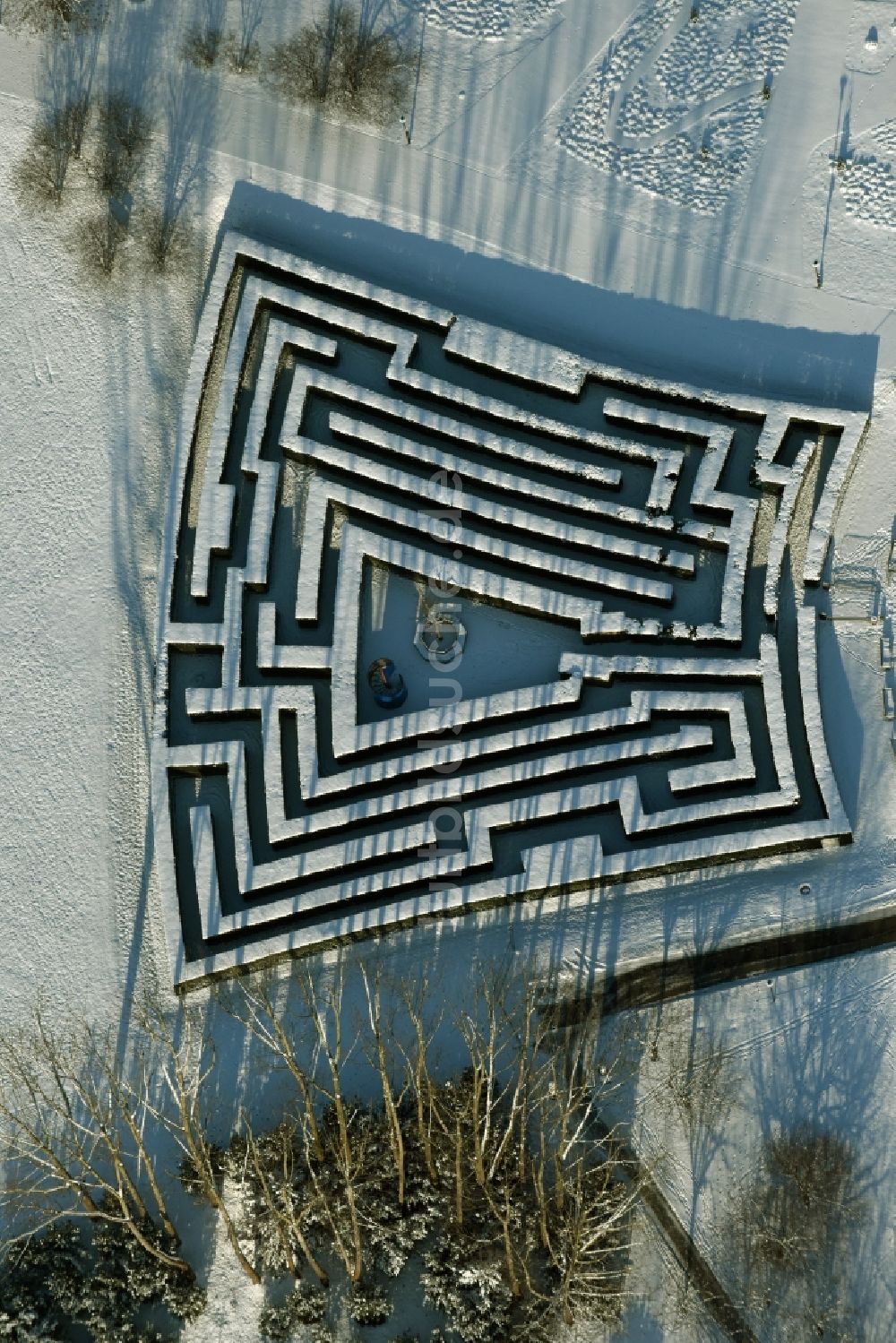 Luftbild Berlin - Irrgarten - Labyrinth auf dem winterlich schneebedeckten Gelände des Erholungspark Marzahn in Berlin