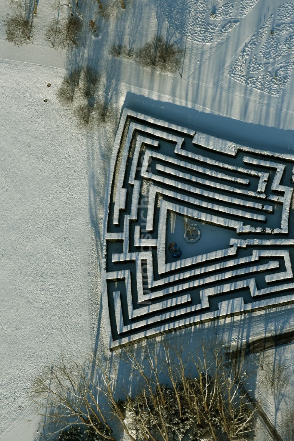 Luftaufnahme Berlin - Irrgarten - Labyrinth auf dem winterlich schneebedeckten Gelände des Erholungspark Marzahn in Berlin