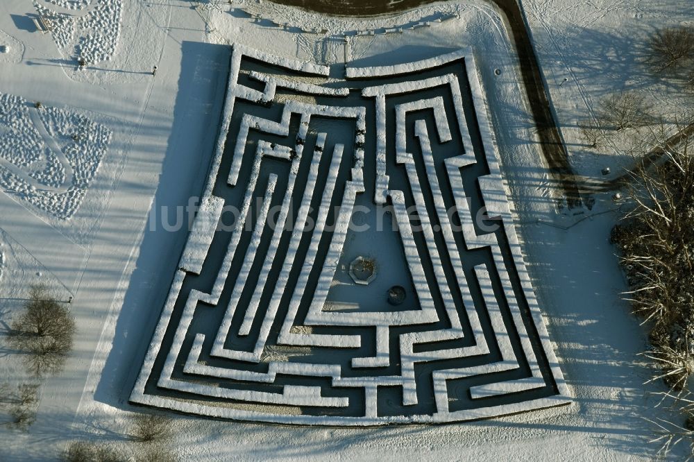 Berlin von oben - Irrgarten - Labyrinth auf dem winterlich schneebedeckten Gelände des Erholungspark Marzahn in Berlin