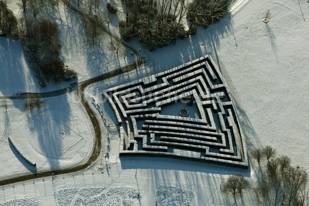 Berlin aus der Vogelperspektive: Irrgarten - Labyrinth auf dem winterlich schneebedeckten Gelände des Erholungspark Marzahn in Berlin