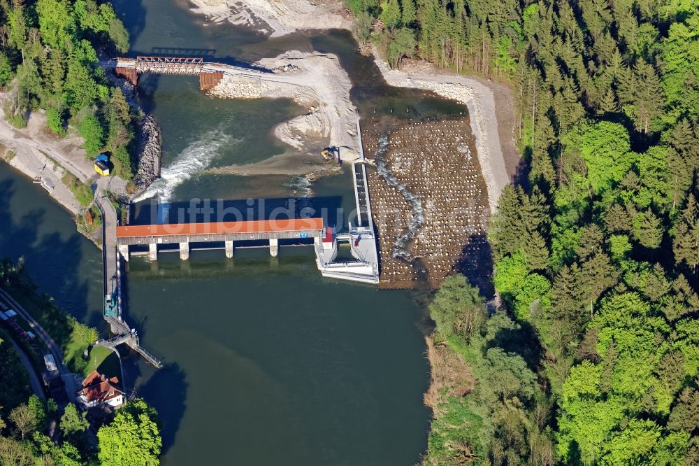 Baierbrunn aus der Vogelperspektive: Isarwehr mit neuer Fischaufstiegshilfe bei Baierbrunn im Landkreis München im Bundesland Bayern