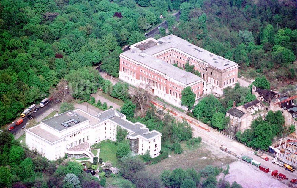 Berlin-Tiergarten von oben - Italienische Botschaft (Renaissancebau in Rosa) Eröffnung 2003, Jap. Konsulat / Botschaft im Berliner Tiergarten.