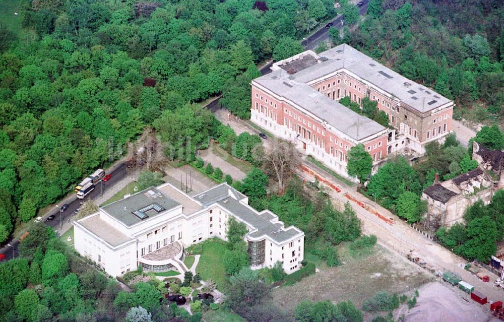 Berlin-Tiergarten aus der Vogelperspektive: Italienische Botschaft (Renaissancebau in Rosa) Eröffnung 2003, Jap. Konsulat / Botschaft im Berliner Tiergarten.