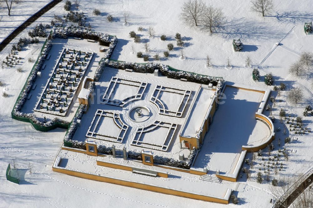 Berlin aus der Vogelperspektive: Italienischer Garten im winterlich verschneiter Erholungspark Marzahn