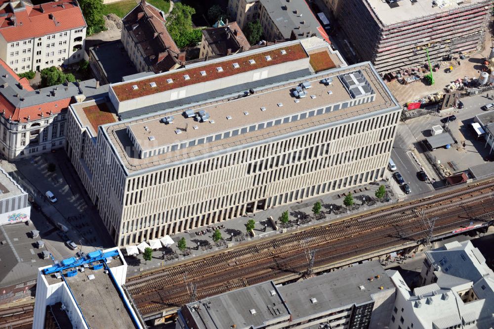 Luftaufnahme Berlin - Jacob-und-Wilhelm-Grimm-Zentrum in Berlin-Mitte