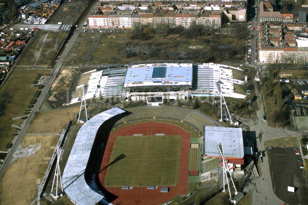 Berlin / Prenzlauer Berg von oben - Jahnsportpark in Berlin Prenzlauer Berg.