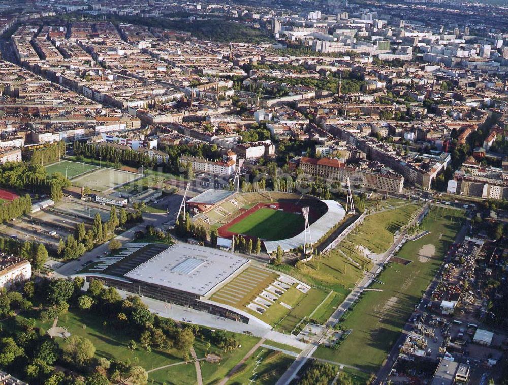 Berlin - Prenzlauer Berg von oben - Jahnsportpark mit Schmelinghalle der OSB-GmbH 19.09.1997