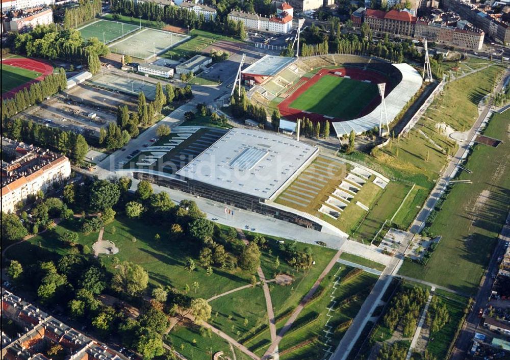 Berlin - Prenzlauer Berg aus der Vogelperspektive: Jahnsportpark mit Schmelinghalle der OSB-GmbH 19.09.1997