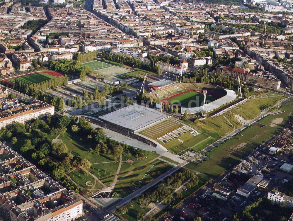 Luftbild Berlin - Prenzlauer Berg - Jahnsportpark mit Schmelinghalle der OSB-GmbH 19.09.1997