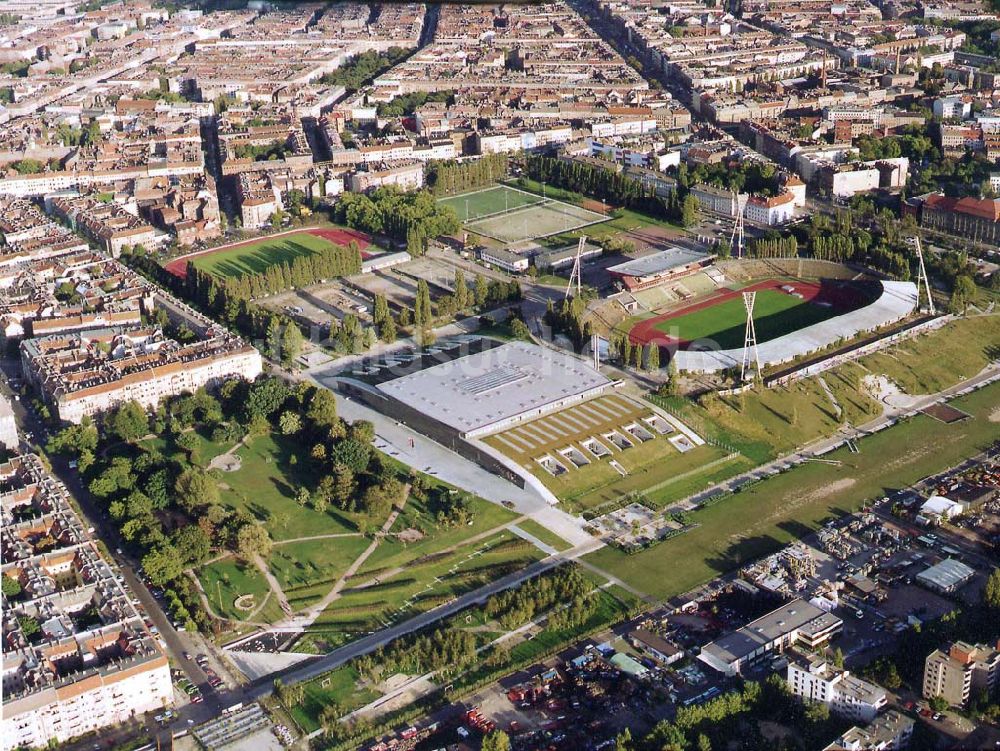 Luftaufnahme Berlin - Prenzlauer Berg - Jahnsportpark mit Schmelinghalle der OSB-GmbH 19.09.1997