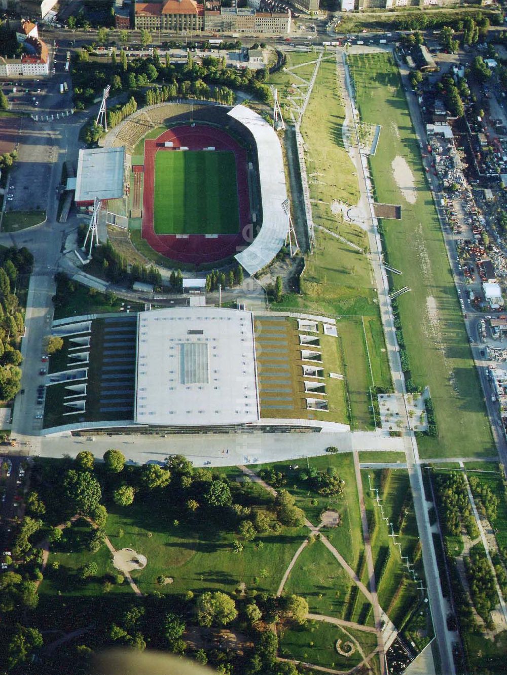 Berlin - Prenzlauer Berg von oben - Jahnsportpark mit Schmelinghalle der OSB-GmbH 19.09.1997