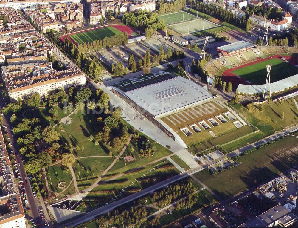 Luftbild Berlin - Prenzlauer Berg - Jahnsportpark mit Schmelinghalle der OSB-GmbH 19.09.1997