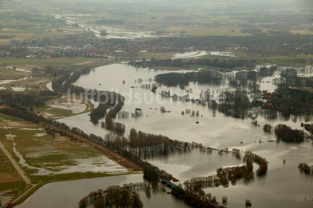 Luftbild Hitzacker - Jahrhundert - Hochwasser - Überschwemmung am Ufer der Elbe in Hitzacker im Bundesland Niedersachsen