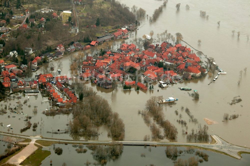 Hitzacker von oben - Jahrhundert - Hochwasser - Überschwemmung am Ufer der Elbe in Hitzacker im Bundesland Niedersachsen