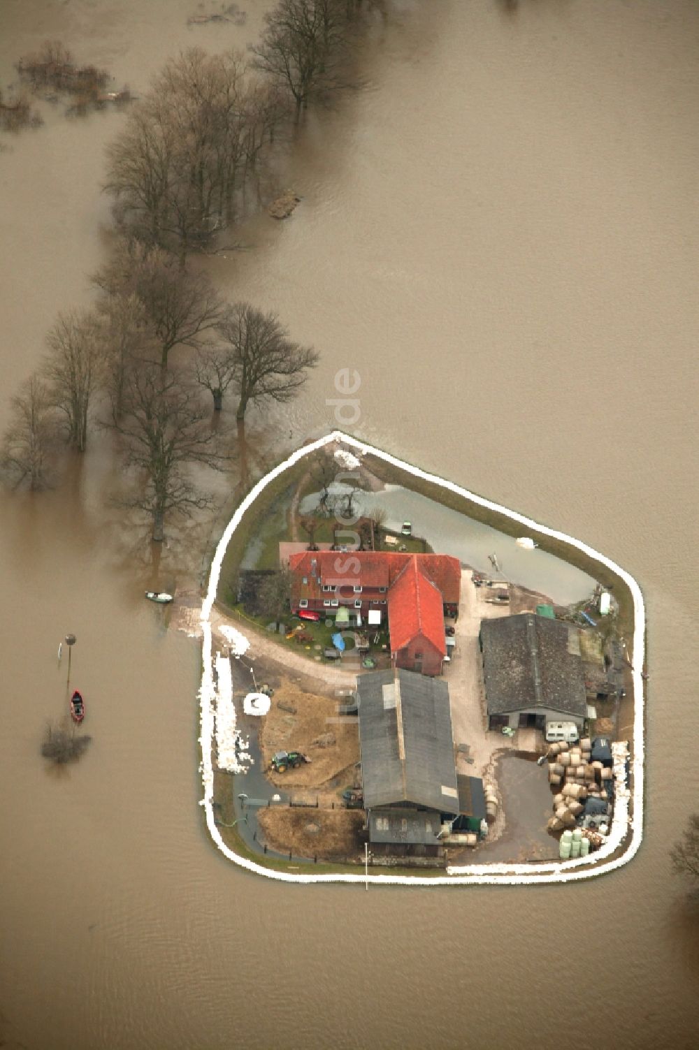 Luftaufnahme Hitzacker - Jahrhundert - Hochwasser - Überschwemmung am Ufer der Elbe in Hitzacker im Bundesland Niedersachsen