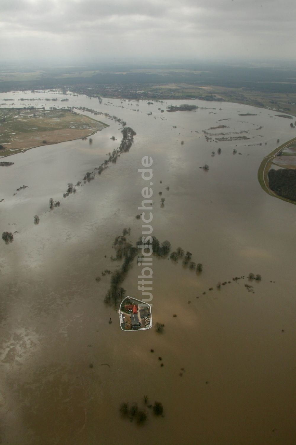 Hitzacker aus der Vogelperspektive: Jahrhundert - Hochwasser - Überschwemmung am Ufer der Elbe in Hitzacker im Bundesland Niedersachsen