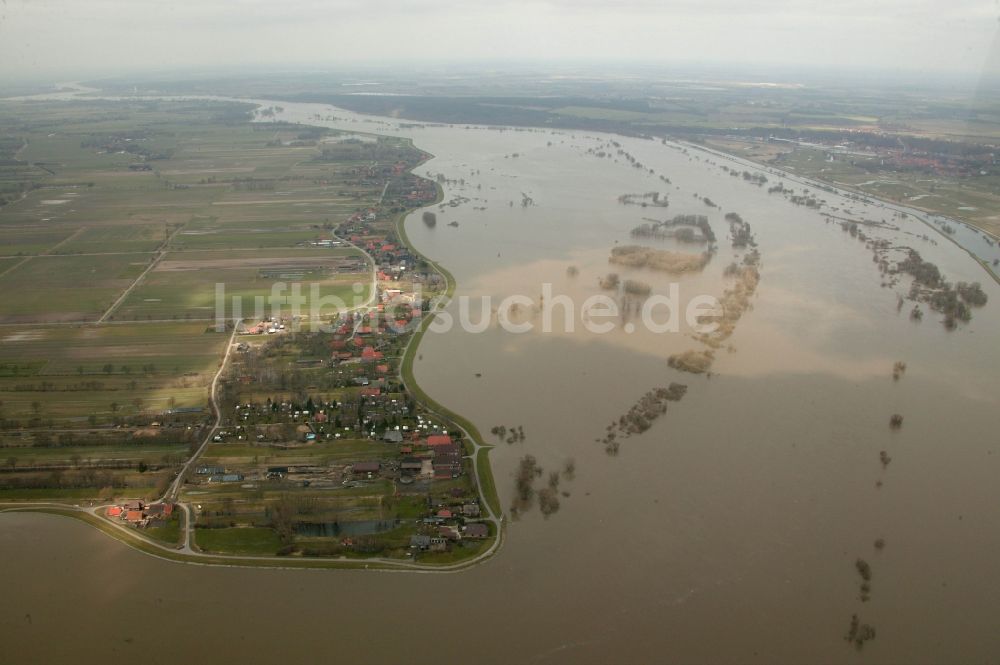 Luftaufnahme Hitzacker - Jahrhundert - Hochwasser - Überschwemmung am Ufer der Elbe in Hitzacker im Bundesland Niedersachsen